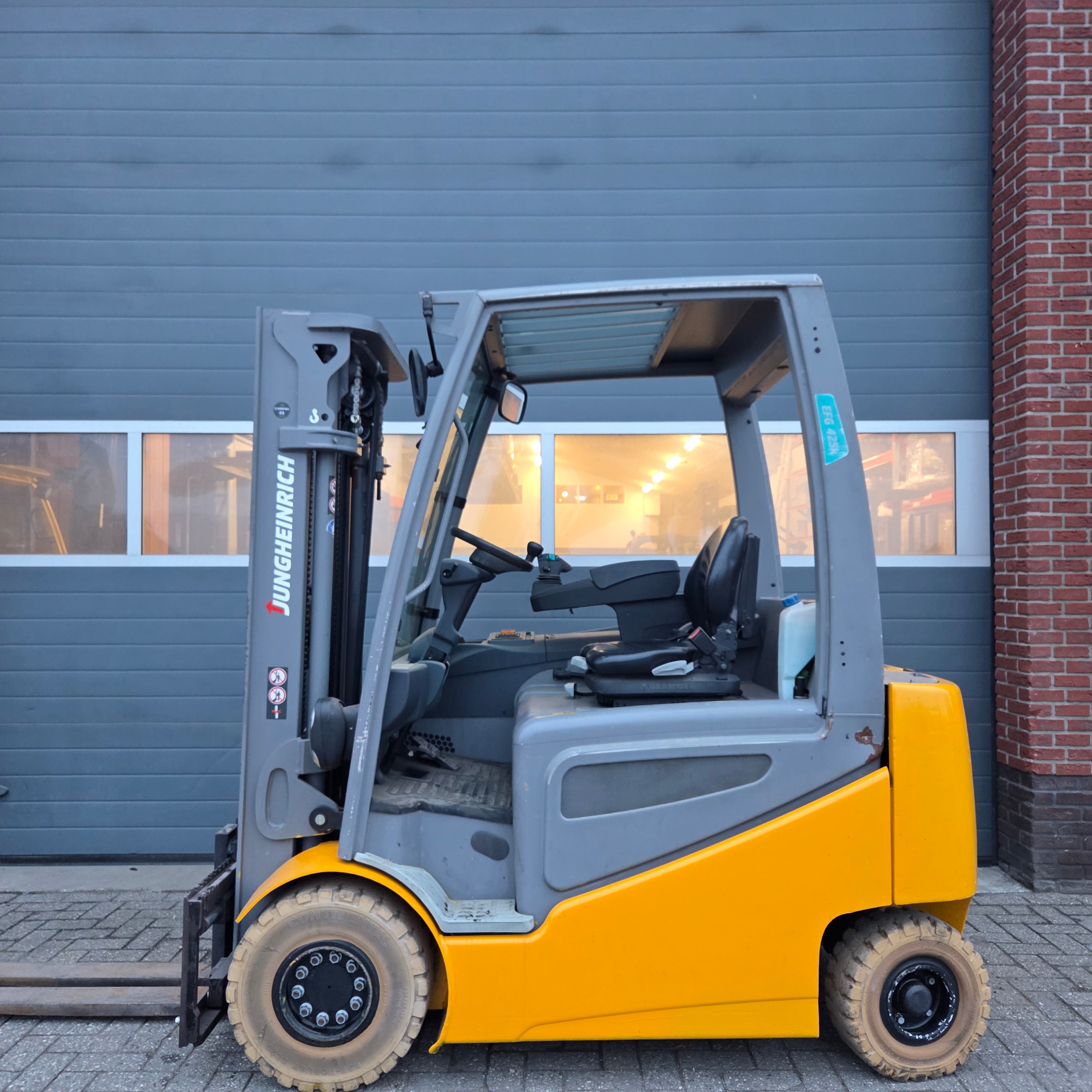 Heftruck Jungheinrich EFG425K Triplex Freelift Sideshift 2016