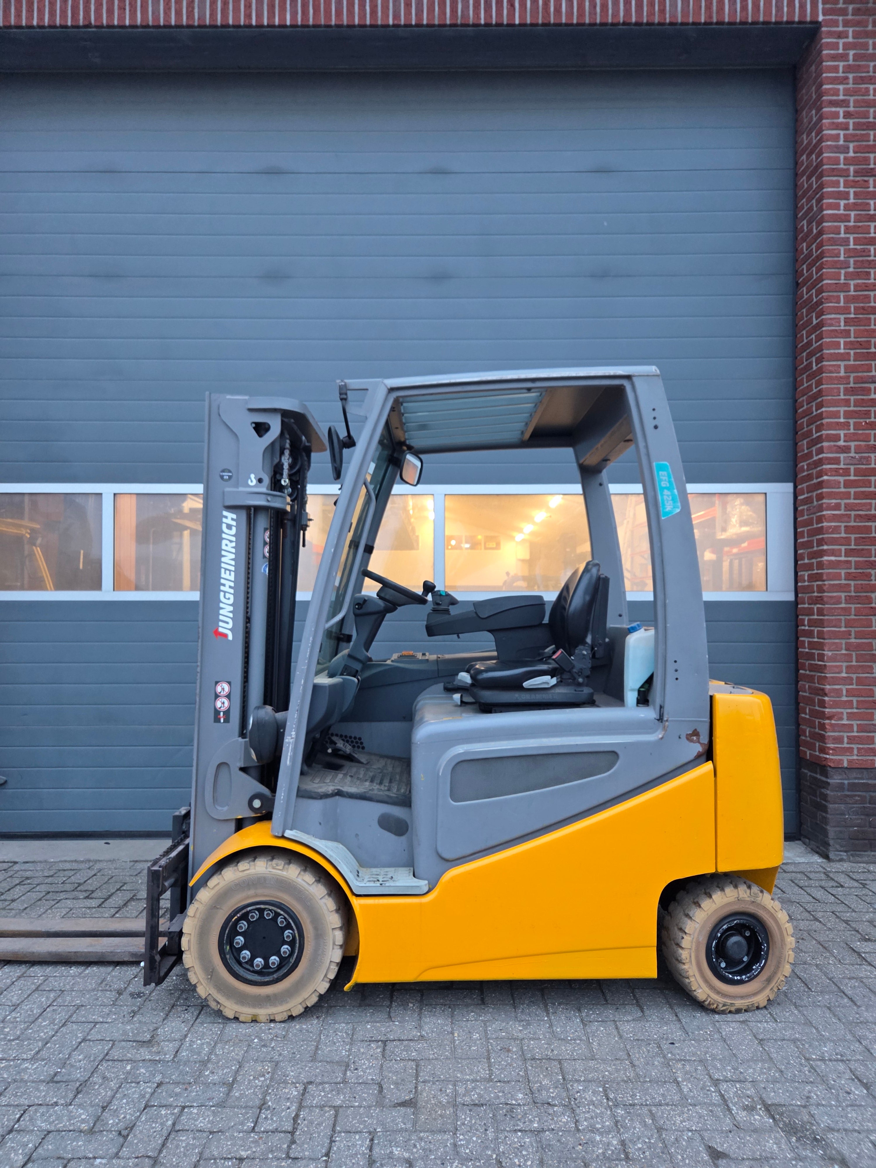 Heftruck Jungheinrich EFG425K Triplex Freelift Sideshift 2016