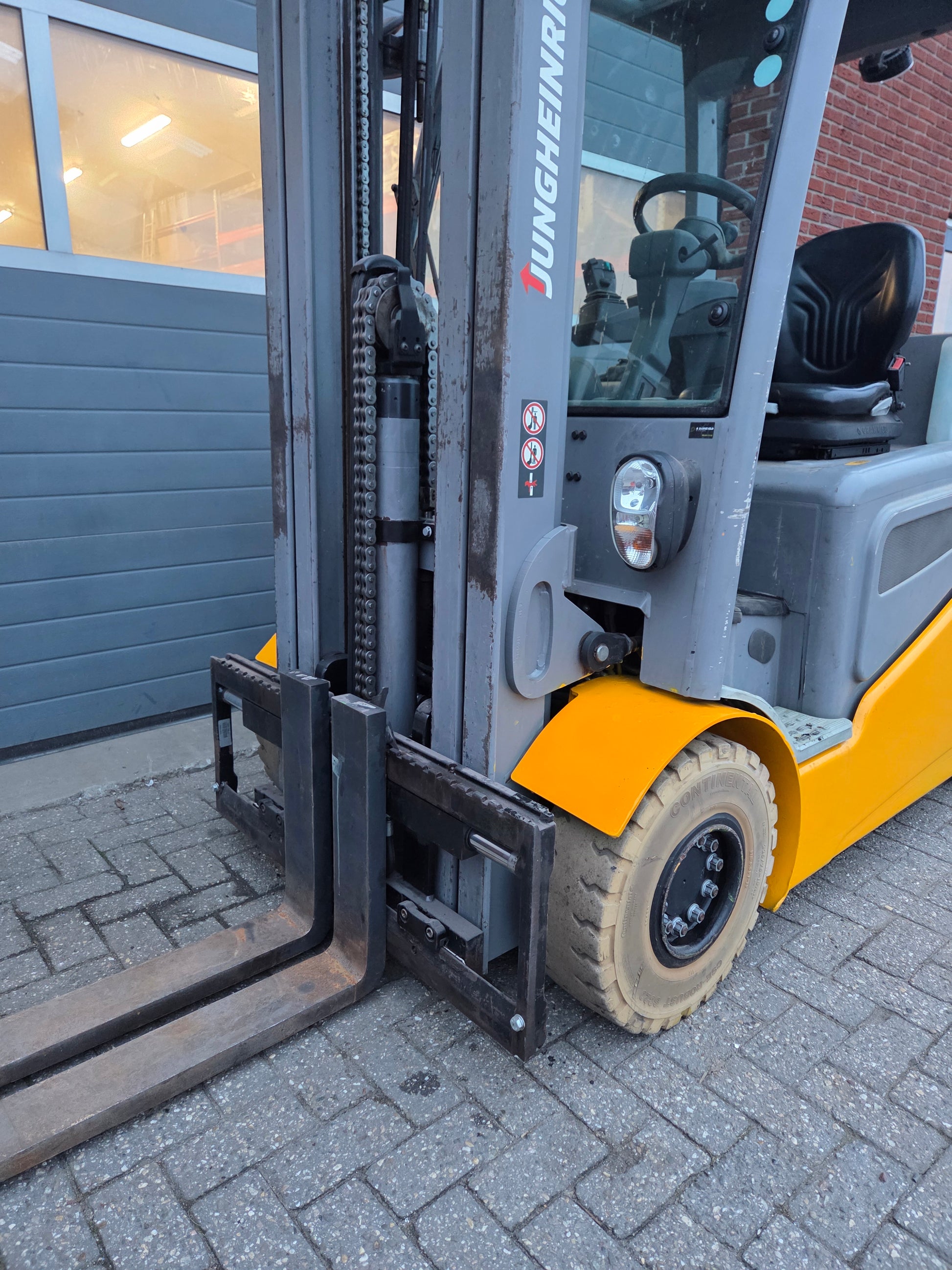 Heftruck Jungheinrich EFG425K Triplex Freelift Sideshift 2016