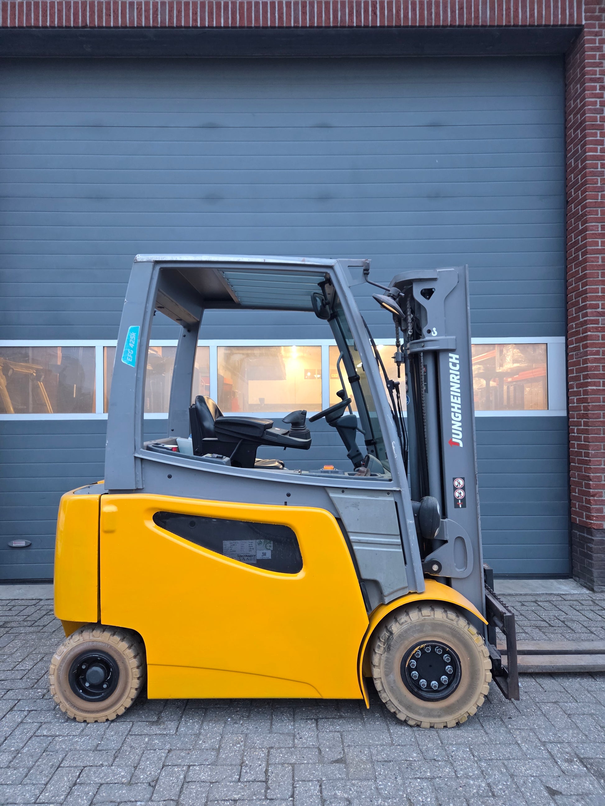 Heftruck Jungheinrich EFG425K Triplex Freelift Sideshift 2016