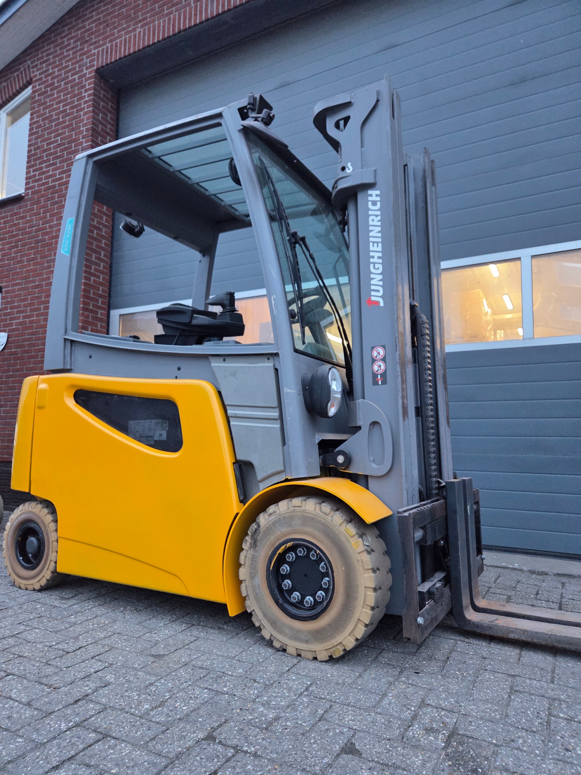 Heftruck Jungheinrich EFG425K Triplex Freelift Sideshift 2016