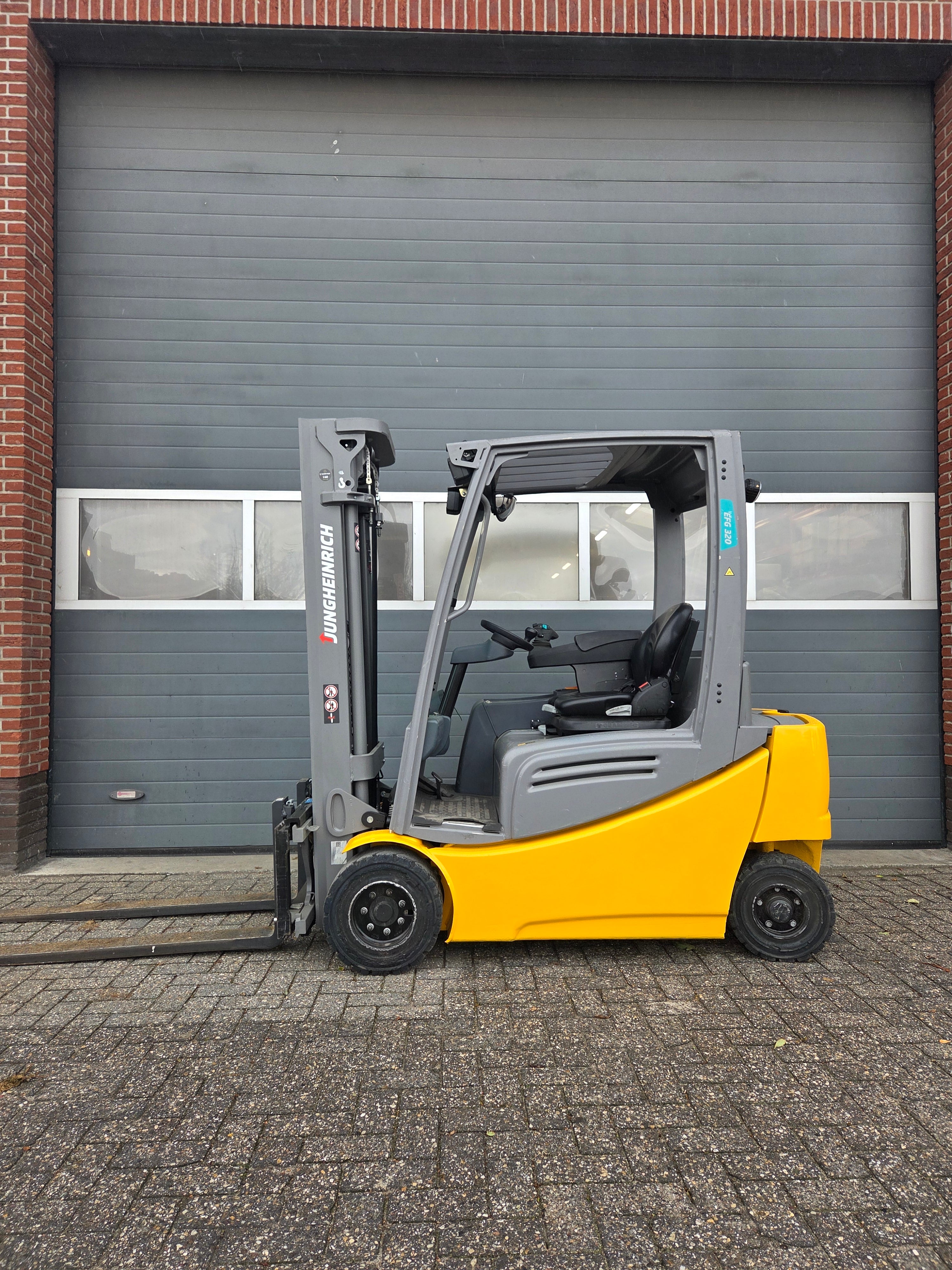 Heftruck Jungheinrich EFG320 Triplex Sideshift 4640 mm 2018